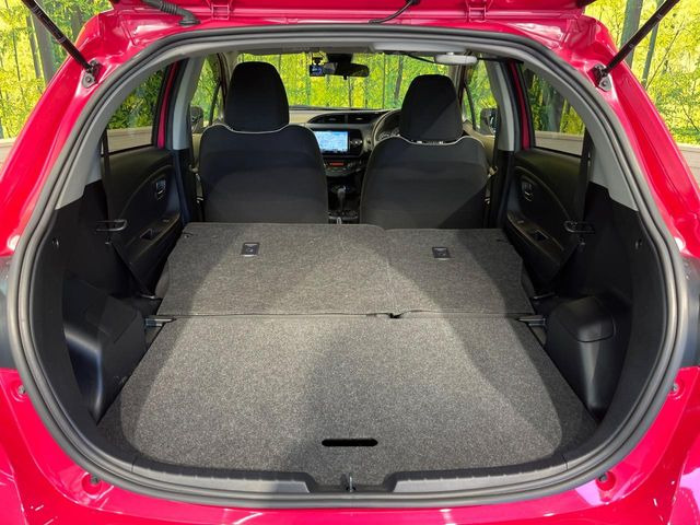 ���i�̂���������ʋ΁A���}���ɏ\���ȉ׎��X�y�[�X���m�ۂ��Ă���܂��B�Z�J���h�V�[�g��|���ƁA�傫�ȉו��̐ύڂ��\�ł���