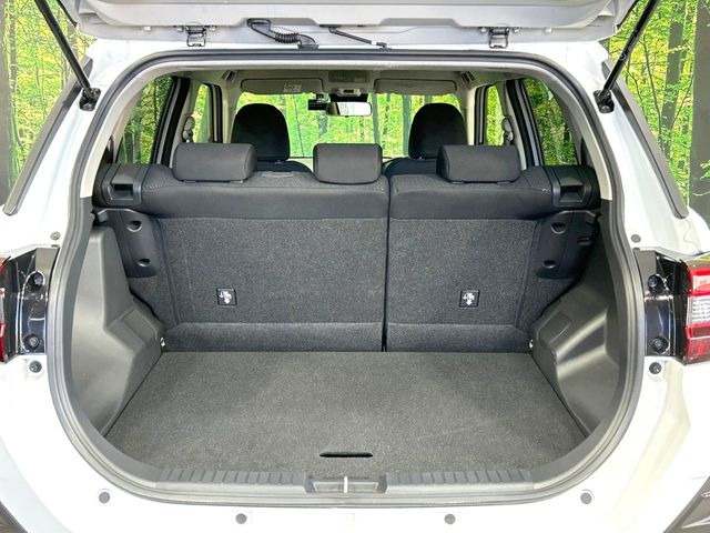 ���i�̂���������ʋ΁A���}���ɏ\���ȉ׎��X�y�[�X���m�ۂ��Ă���܂��B�Z�J���h�V�[�g��|���ƁA�傫�ȉו��̐ύڂ��\�ł���