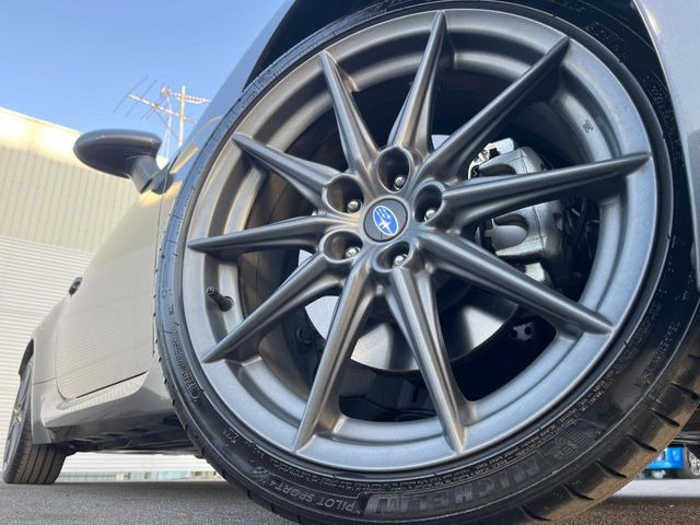 �y����18�C���`�A���~�z�C�[���z�O�ςɃ}�b�`���������A���~�z�C�[���𑕒����Ă���܂��B�e��ЊO�A���~�z�C�[����A�X�^�b�h���X�^�C�����戵�����Ă���܂��B���񂲑��k����������