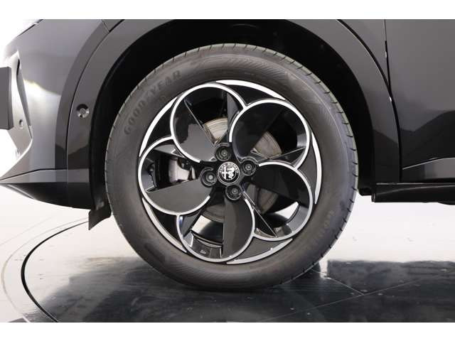 �S��1780mm�E�S��4195mm�ƗA���ԂƂ��Ă͔��Ɉ����₷���R���p�N�g�T�C�Y�ŁA�s�s���ł̒��Ԃ���񂵂����K�ł��B