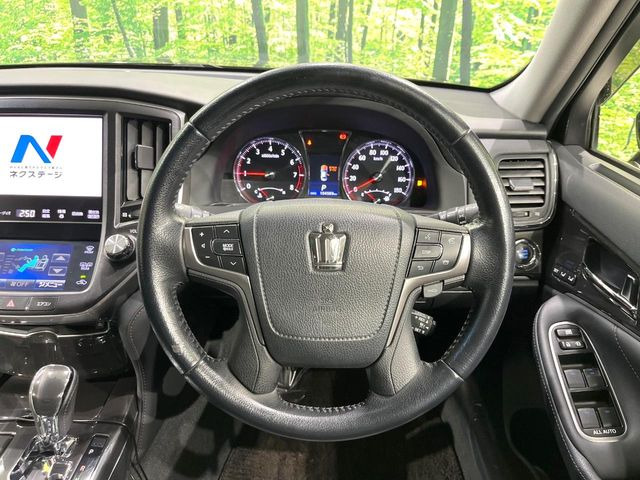 �y�����v�����X�e�A�����O�z�㎿�Ȋv���g�p���邱�ƂŁA��ɂ����������݂ƂĂ��^�]���₷���n���h���ł���y�X�e�A�����O�X�C�b�`�z�^�]���A�O������ڐ������炷���ƂȂ��A�I�[�f�B�I���̑��삪�\�ȕ֗��@�\!