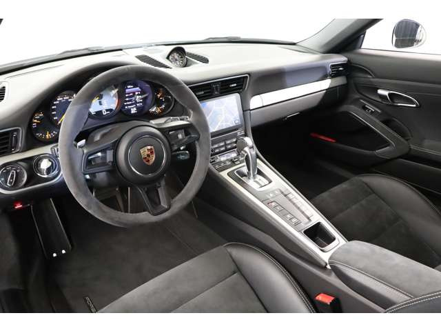 �L���r���͎����̍����f�ނł܂Ƃ߂��A�X�|�[�c���f���Ȃ��痎�����������͋C�����o�B�K�x�ȃ^�C�g���Ǝ��E�̗ǂ����������Ă���A���s���̏W���͂����߂��K�����m�ۂ����o�����X�̗ǂ�������Ԃł��B