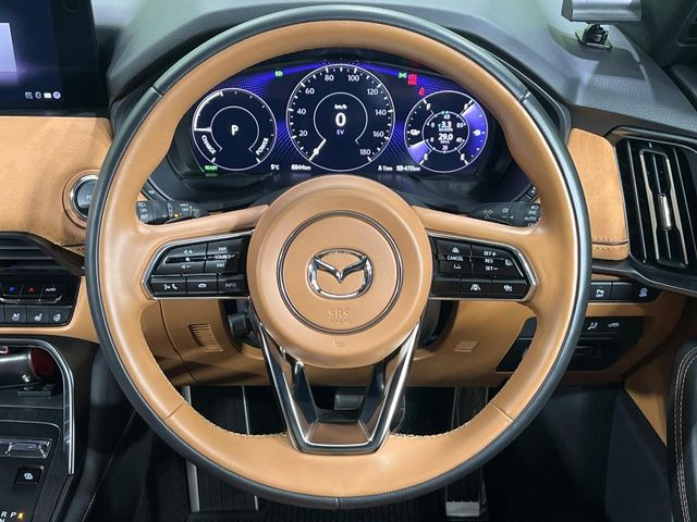 �C���e���A�ɍ��킹���f�U�C���̃X�e�A�����O�́A�^�]�������̂��Ƃ��l���A�^�]���₷���`��A�傫���ł��B�����x�A���ۂɐG���Ă��m���߂��������B