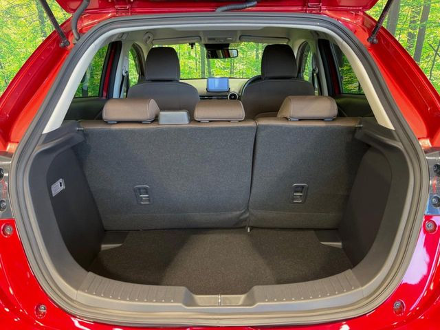 ���i�̂���������ʋ΁A���}���ɏ\���ȉ׎��X�y�[�X���m�ۂ��Ă���܂��B�Z�J���h�V�[�g��|���ƁA�傫�ȉו��̐ύڂ��\�ł���