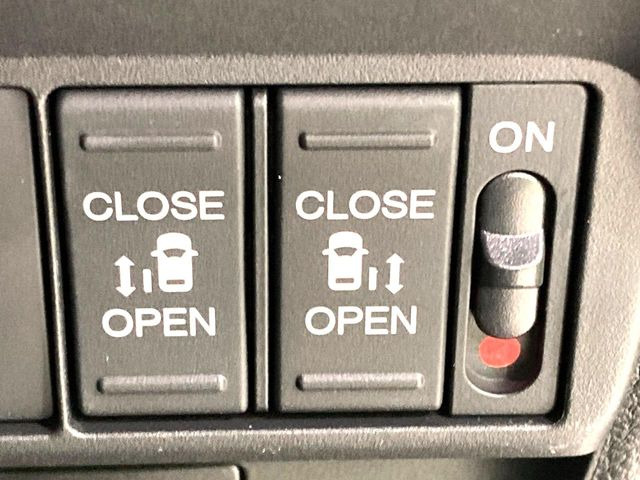 【両側パワースライドドア】スマートキーや運転席のスイッチで後席両側スライドドアの開閉が可能♪電動だから力を入れてドアを開ける必要が無く、小さなお子様でも簡単に開け閉めでき快適です♪