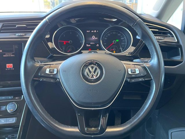 ●マルチファンクションステアリング:ハンドルの左右のボタンでオーディオの選択や音量の調節が可能です。ハンドルから手を放さず操作できるので安心ですね♪