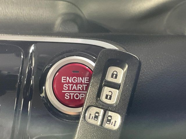 �yHonda�X�}�[�g�L�[�z�J�o����|�P�b�g�ɓ��ꂽ�܂܂ł��h�A�̎{���E�������\�ȃX�}�[�g�L�[�𑕔��B�G���W���̃I���E�I�t�����J�M�����o���K�v����������Ƃ��Ă��֗��ł���