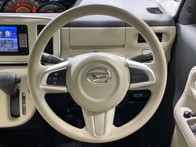 �C���e���A�ɍ��킹���f�U�C���̃X�e�A�����O�́A�^�]�������̂��Ƃ��l���A�^�]���₷���`��A�傫���ł��B�����x�A���ۂɐG���Ă��m���߂��������B