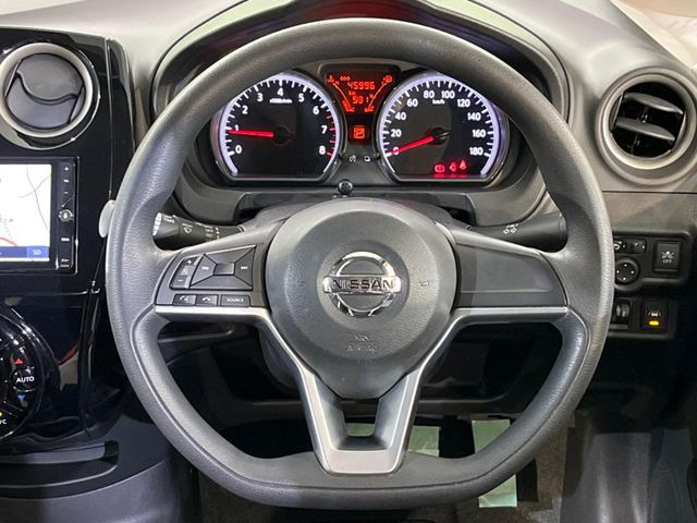 �C���e���A�ɍ��킹���f�U�C���̃X�e�A�����O�́A�^�]�������̂��Ƃ��l���A�^�]���₷���`��A�傫���ł��B�����x�A���ۂɐG���Ă��m���߂��������B