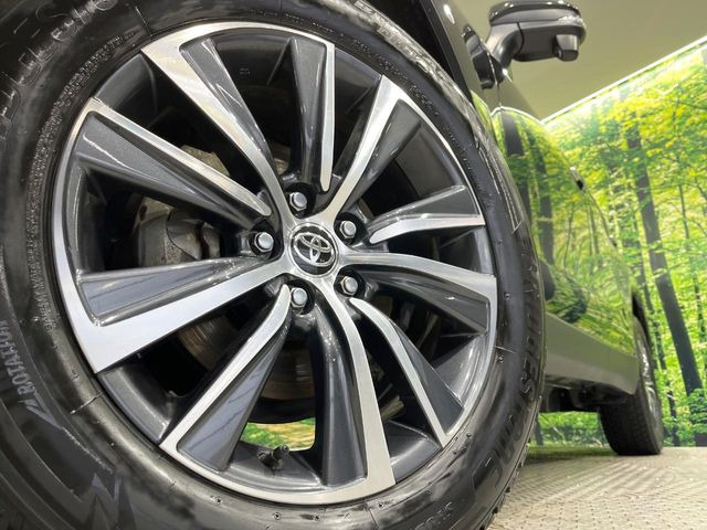 【純正18インチアルミホイール】外観にマッチした純正アルミホイールを装着しております。各種社外アルミホイールや、スタッドレスタイヤも取扱いしております。是非ご相談ください♪