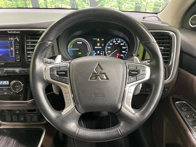 �C���e���A�ɍ��킹���f�U�C���̃X�e�A�����O�́A�^�]�������̂��Ƃ��l���A�^�]���₷���`��A�傫���ł��B�����x�A���ۂɐG���Ă��m���߂��������B