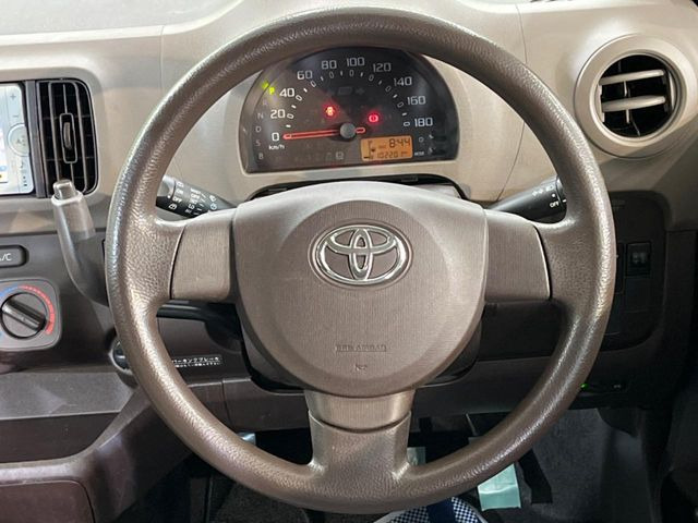 �C���e���A�ɍ��킹���f�U�C���̃X�e�A�����O�́A�^�]�������̂��Ƃ��l���A�^�]���₷���`��A�傫���ł��B�����x�A���ۂɐG���Ă��m���߂��������B