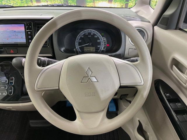 �C���e���A�ɍ��킹���f�U�C���̃X�e�A�����O�́A�^�]�������̂��Ƃ��l���A�^�]���₷���`��A�傫���ł��B�����x�A���ۂɐG���Ă��m���߂��������B