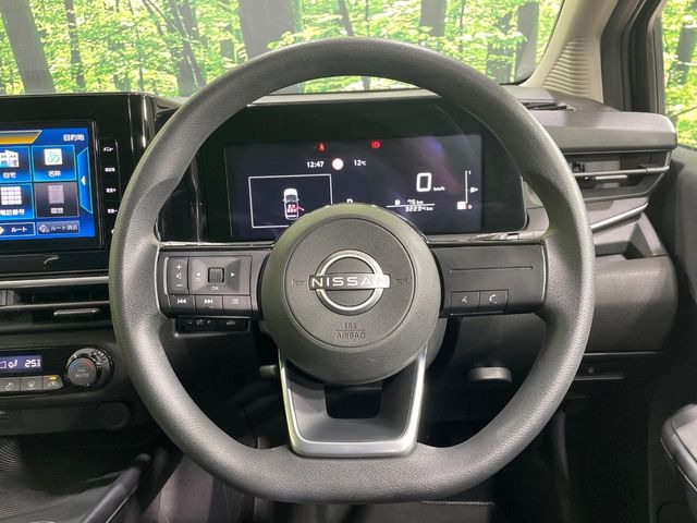 �C���e���A�ɍ��킹���f�U�C���̃X�e�A�����O�́A�^�]�������̂��Ƃ��l���A�^�]���₷���`��A�傫���ł��B�����x�A���ۂɐG���Ă��m���߂��������B