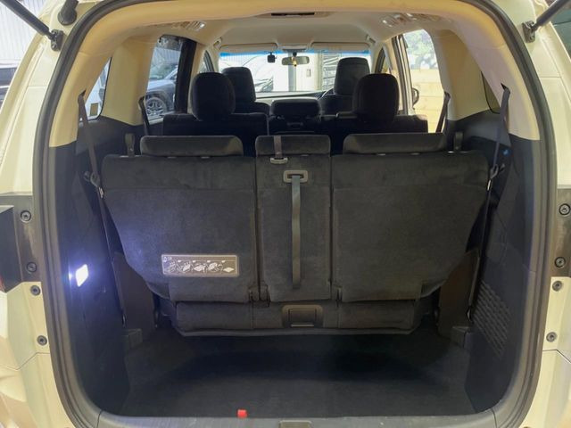 ���i�̂���������ʋ΁A���}���ɏ\���ȉ׎��X�y�[�X���m�ۂ��Ă���܂��B�Z�J���h�V�[�g��|���ƁA�傫�ȉו��̐ύڂ��\�ł���