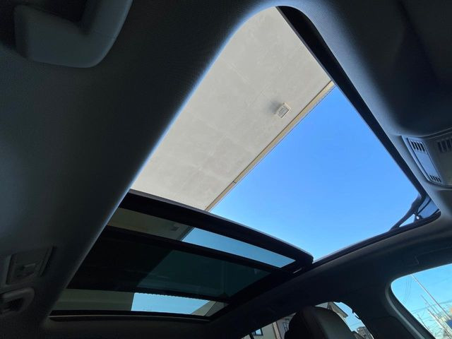 ●サンルーフ:開放感たっぷりの希少装備、サンルーフが装着されています!車内に明かりを取り入れたり景色を楽しむ以外にも、車内の空気も簡単に換気できて快適です!