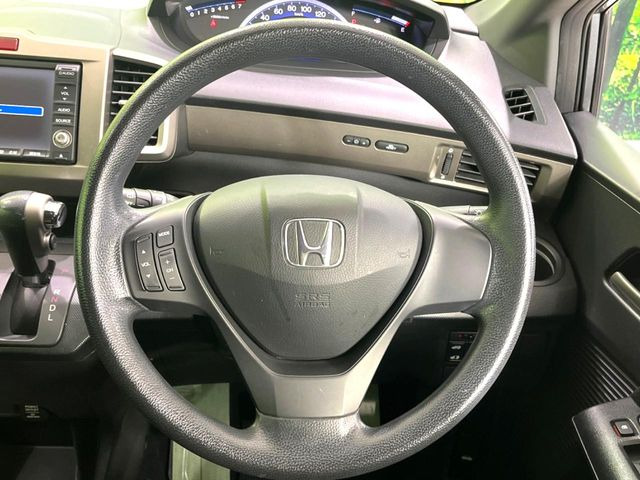 �C���e���A�ɍ��킹���f�U�C���̃X�e�A�����O�́A�^�]�������̂��Ƃ��l���A�^�]���₷���`��A�傫���ł��B�����x�A���ۂɐG���Ă��m���߂��������B