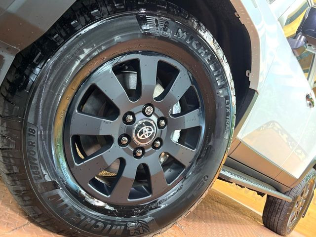 �y����18�C���`�A���~�z�C�[���z�O�ςɃ}�b�`���������A���~�z�C�[���𑕒����Ă���܂��B�e��ЊO�A���~�z�C�[����A�X�^�b�h���X�^�C�����戵�����Ă���܂��B���񂲑��k����������