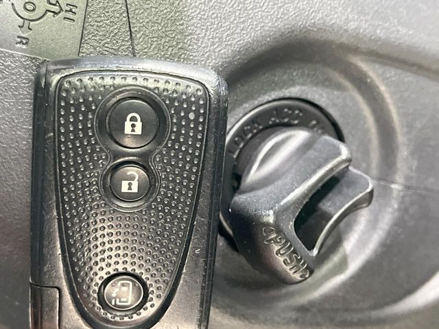 �y�L�[�t���[�V�X�e���z�J�o����|�P�b�g�ɓ��ꂽ�܂܂ł��h�A�̎{���E�������\�ȃX�}�[�g�L�[�𑕔��B�G���W���̃I���E�I�t�����J�M�����o���K�v����������Ƃ��Ă��֗��ł���