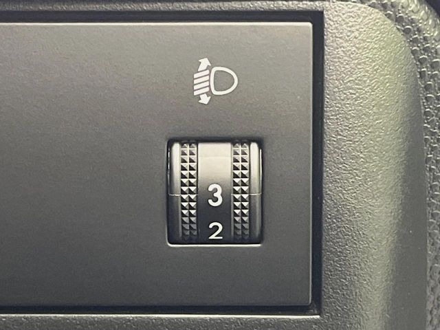 �y���C�g���x���C�U�[�z�w�b�h���C�g�̏㉺�p�x���_�C�A���� �X�C�b�`�Œ����ł��܂�