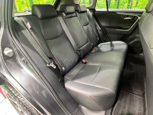 後部座席も気になるようなキズ・汚れやへたり等、大きなダメージはなく、良好な状態です。