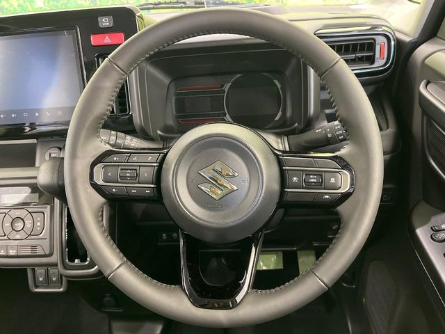 �C���e���A�ɍ��킹���f�U�C���̃X�e�A�����O�́A�^�]�������̂��Ƃ��l���A�^�]���₷���`��A�傫���ł��B�����x�A���ۂɐG���Ă��m���߂��������B