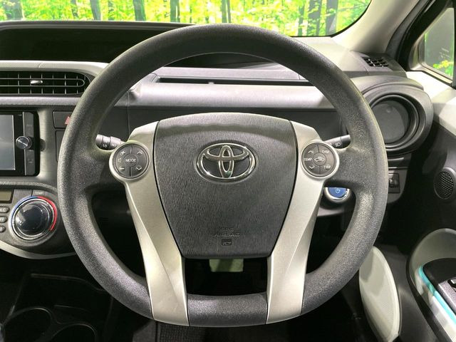 �C���e���A�ɍ��킹���f�U�C���̃X�e�A�����O�́A�^�]�������̂��Ƃ��l���A�^�]���₷���`��A�傫���ł��B�����x�A���ۂɐG���Ă��m���߂��������B