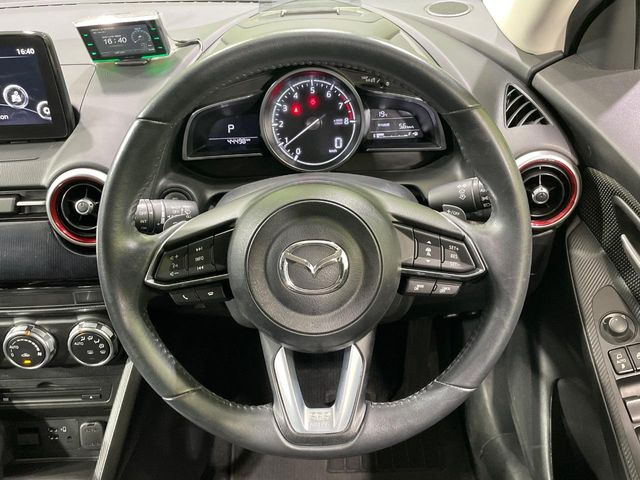 �C���e���A�ɍ��킹���f�U�C���̃X�e�A�����O�́A�^�]�������̂��Ƃ��l���A�^�]���₷���`��A�傫���ł��B�����x�A���ۂɐG���Ă��m���߂��������B