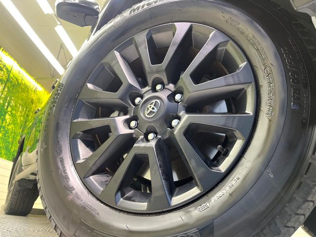 【純正18インチアルミホイール】外観にマッチした純正アルミホイールを装着しております。各種社外アルミホイールや、スタッドレスタイヤも取扱いしております。是非ご相談ください♪