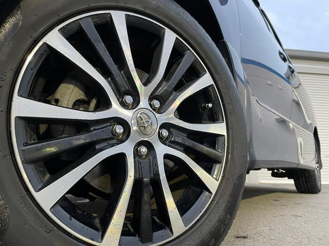 【純正17インチアルミホイール】外観にマッチした純正アルミホイールを装着しております。各種社外アルミホイールや、スタッドレスタイヤも取扱いしております。是非ご相談ください♪