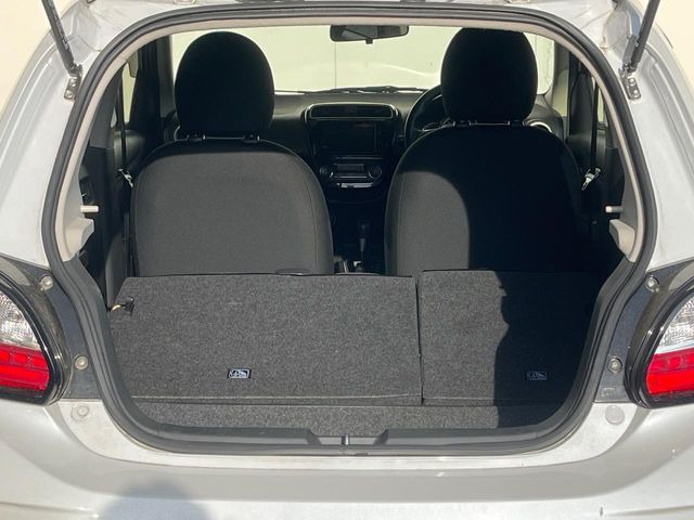 ���i�̂���������ʋ΁A���}���ɏ\���ȉ׎��X�y�[�X���m�ۂ��Ă���܂��B�Z�J���h�V�[�g��|���ƁA�傫�ȉו��̐ύڂ��\�ł���