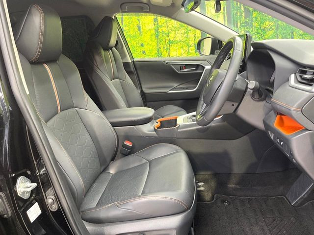 【ハーフレザーシート】高級感と座り心地を両立した人気のシート♪背面・座面のファブリック素材は、通気性の良さや滑りにくさに優れています。気温や服装に左右されず快適にお乗りいただけます。