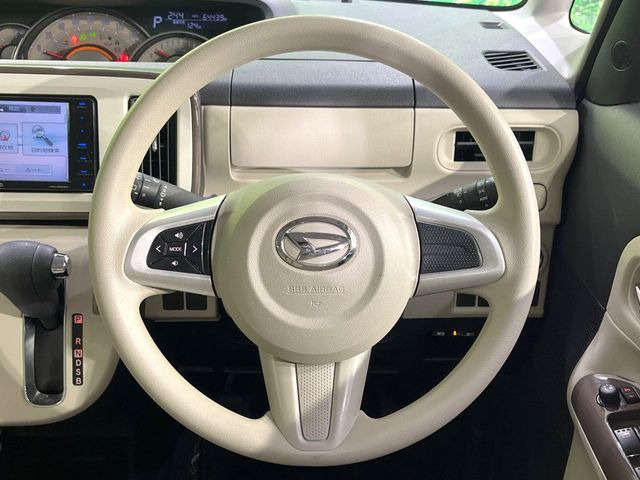 �C���e���A�ɍ��킹���f�U�C���̃X�e�A�����O�́A�^�]�������̂��Ƃ��l���A�^�]���₷���`��A�傫���ł��B�����x�A���ۂɐG���Ă��m���߂��������B