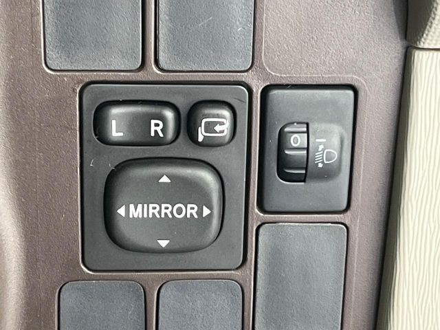 �y�d���i�[�~���[�z�T�C�h�~���[�͓d���i�[���ƂȂ��Ă���A�������ԏ�ł��L�Y�������X�N��}�����܂��B