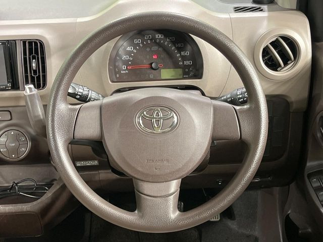 �C���e���A�ɍ��킹���f�U�C���̃X�e�A�����O�́A�^�]�������̂��Ƃ��l���A�^�]���₷���`��A�傫���ł��B�����x�A���ۂɐG���Ă��m���߂��������B