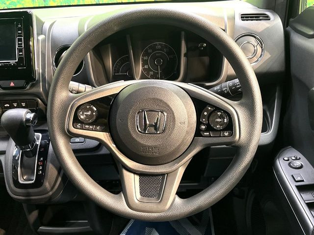 �C���e���A�ɍ��킹���f�U�C���̃X�e�A�����O�́A�^�]�������̂��Ƃ��l���A�^�]���₷���`��A�傫���ł��B�����x�A���ۂɐG���Ă��m���߂��������B