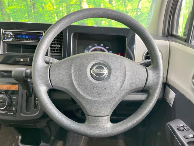 �C���e���A�ɍ��킹���f�U�C���̃X�e�A�����O�́A�^�]�������̂��Ƃ��l���A�^�]���₷���`��A�傫���ł��B�����x�A���ۂɐG���Ă��m���߂��������B