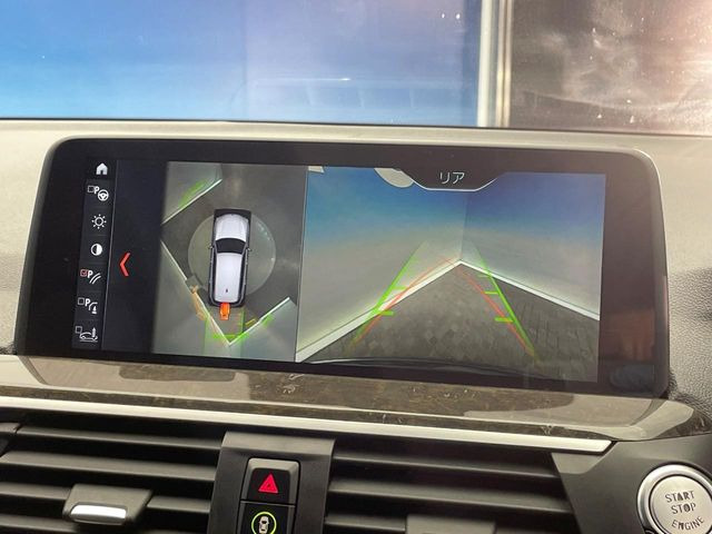 ���p�m���~�b�N�r���[���j�^�[:��p�̃J�����ɂ��A�ォ�猩���낵���悤�Ȏ��_��360�x�N���}�̎��͂��m�F���邱�Ƃ��ł��܂������p�������m�F���₷���A�����ꏊ�ł̐؂�Ԃ��⒓�Ԃ��X���[�Y�ɍs���܂��B