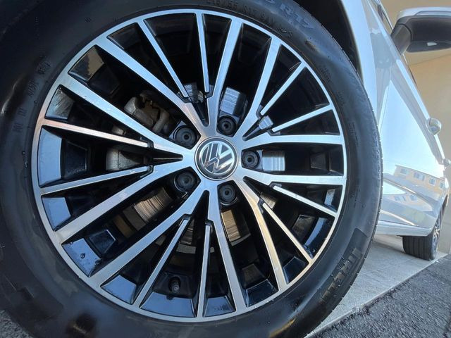 ●純正17インチアルミホイール:輸入車ならではの卓越した走りを支えるホイールと足回りです!日本車の走りに慣れている方にもぜひ体感して頂きたいほど、高いレベルでまとまっています!