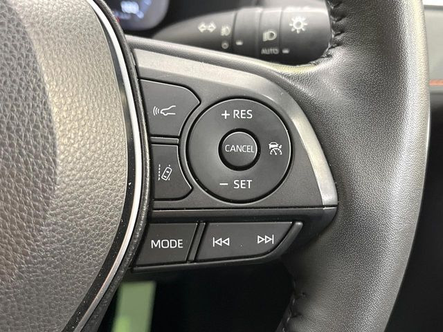 【車線逸脱警報】道路上の白(黄)線を認識し、意図せず走行中の車線からはみ出しそうになった時、メーター内の警告灯とブザーで注意喚起してくれる安心・安全機能です♪