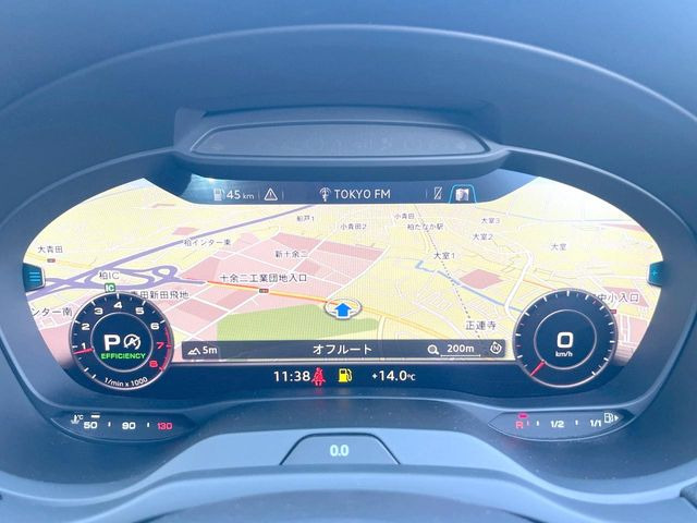 ���o�[�`�����R�b�N�s�b�g:�S�̂��t���p�l���ƂȂ��Ă����i�I�ȃ��[�^�[�p�l���B�ʏ�̃X�s�[�h���[�^�[�Ƃ��Ă̋@�\�͂������A�i�r�E�I�[�f�B�I�@�\�̊m�F�E������ł��A�^�]�ɏW�����₷���Ȃ��Ă���܂��B