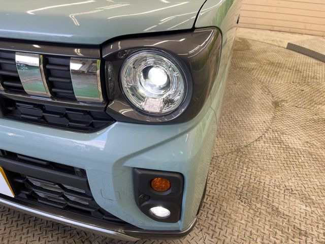 �C���e���A�ɍ��킹���f�U�C���̃X�e�A�����O�́A�^�]�������̂��Ƃ��l���A�^�]���₷���`��A�傫���ł��B�����x�A���ۂɐG���Ă��m���߂��������B