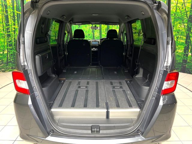 ���i�̂���������ʋ΁A���}���ɏ\���ȉ׎��X�y�[�X���m�ۂ��Ă���܂��B�Z�J���h�V�[�g��|���ƁA�傫�ȉו��̐ύڂ��\�ł���