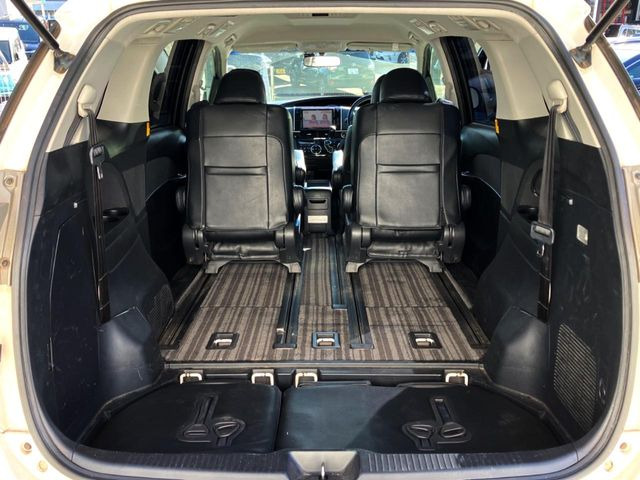 ���i�̂���������ʋ΁A���}���ɏ\���ȉ׎��X�y�[�X���m�ۂ��Ă���܂��B�Z�J���h�V�[�g��|���ƁA�傫�ȉו��̐ύڂ��\�ł���