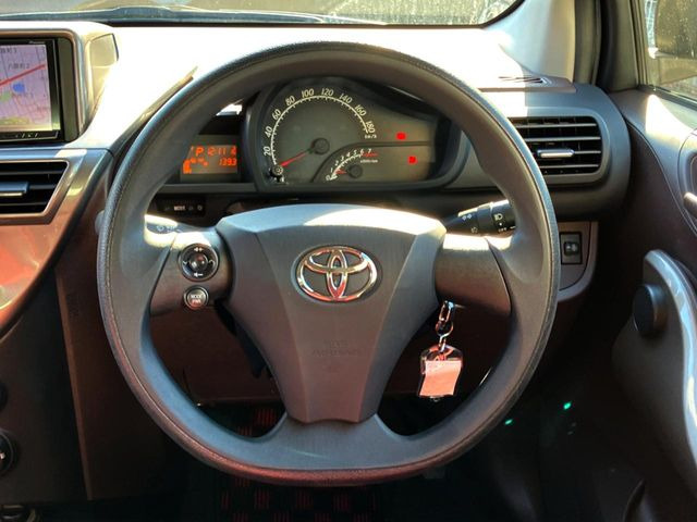 �C���e���A�ɍ��킹���f�U�C���̃X�e�A�����O�́A�^�]�������̂��Ƃ��l���A�^�]���₷���`��A�傫���ł��B�����x�A���ۂɐG���Ă��m���߂��������B