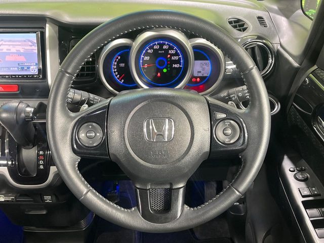 �y�����v�����X�e�A�����O�z�㎿�Ȋv���g�p���邱�ƂŁA��ɂ����������݂ƂĂ��^�]���₷���n���h���ł���