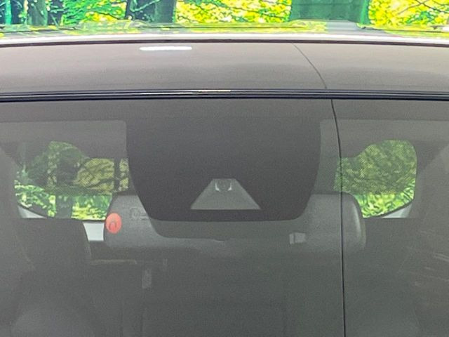 【トヨタセーフティセンス】走行中に前方の車両等を認識し、衝突しそうな時は警報とブレーキで衝突回避と被害軽減をアシスト。より安全にドライブをお楽しみいただけます。