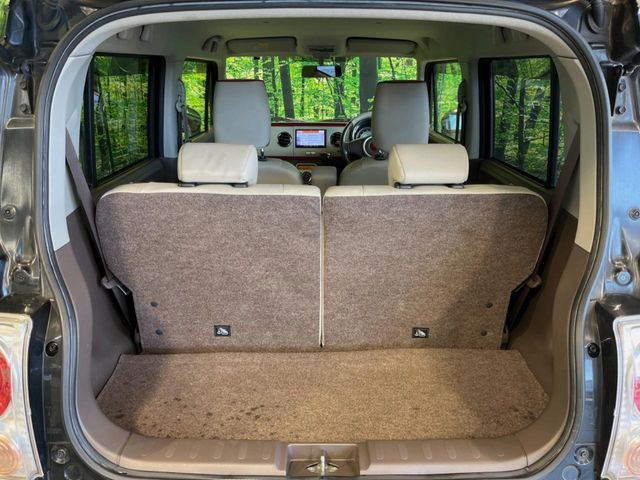 ���i�̂���������ʋ΁A���}���ɏ\���ȉ׎��X�y�[�X���m�ۂ��Ă���܂��B�Z�J���h�V�[�g��|���ƁA�傫�ȉו��̐ύڂ��\�ł���