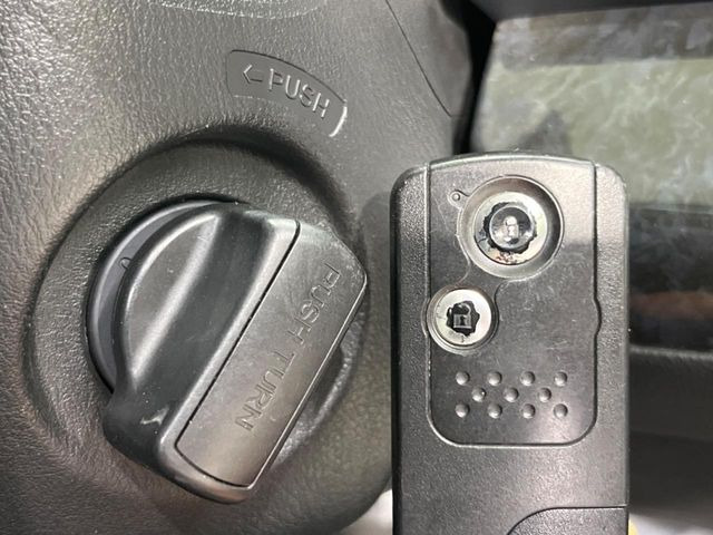 �yHonda�X�}�[�g�L�[�z�J�o����|�P�b�g�ɓ��ꂽ�܂܂ł��h�A�̎{���E�������\�ȃX�}�[�g�L�[�𑕔��B�G���W���̃I���E�I�t�����J�M�����o���K�v����������Ƃ��Ă��֗��ł���