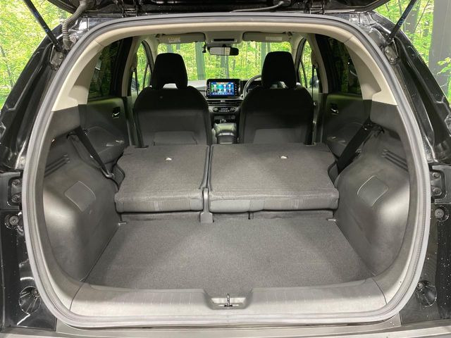 ���i�̂���������ʋ΁A���}���ɏ\���ȉ׎��X�y�[�X���m�ۂ��Ă���܂��B�Z�J���h�V�[�g��|���ƁA�傫�ȉו��̐ύڂ��\�ł���